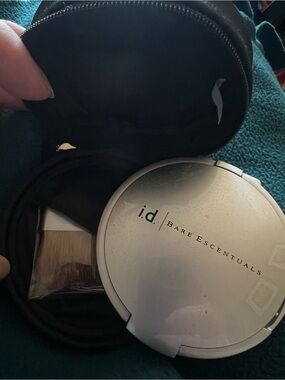 Bare Escentuals i.d. Silver Compact Makeup Case